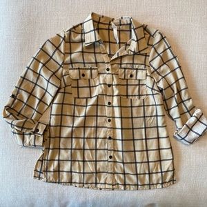 NY Collection plaid button down collar top.